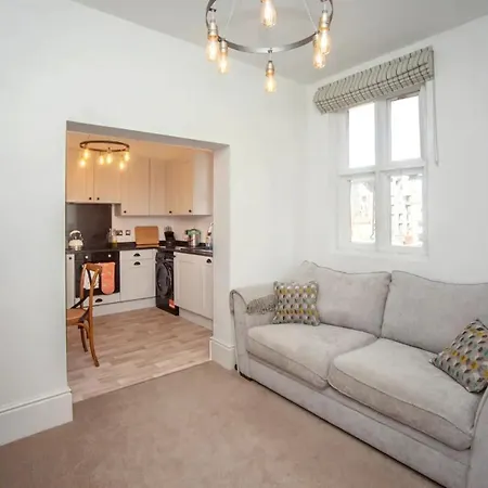 Elegant 1 Bedroom Flat With Period Features In
