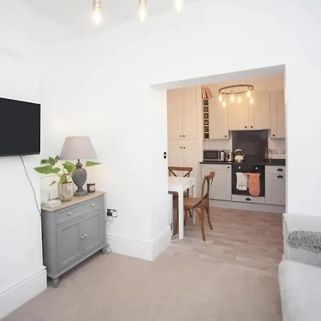 Elegant 1 Bedroom Flat With Period Features In 브리스틀