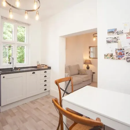Elegant 1 Bedroom Flat With Period Features In *
