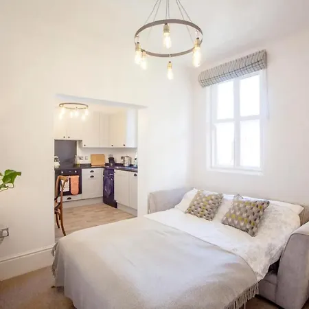 Elegant 1 Bedroom Flat With Period Features In