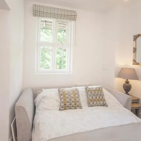 Elegant 1 Bedroom Flat With Period Features In *