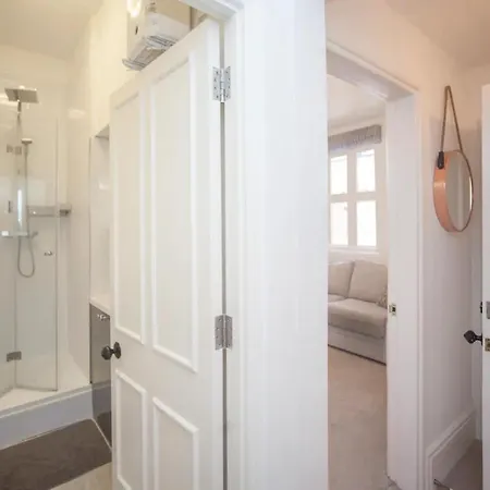 Elegant 1 Bedroom Flat With Period Features In *